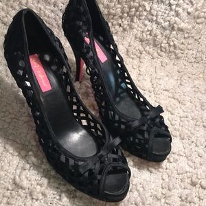 Betseyville Retro Pinup Woven Fishnet Satin Heels